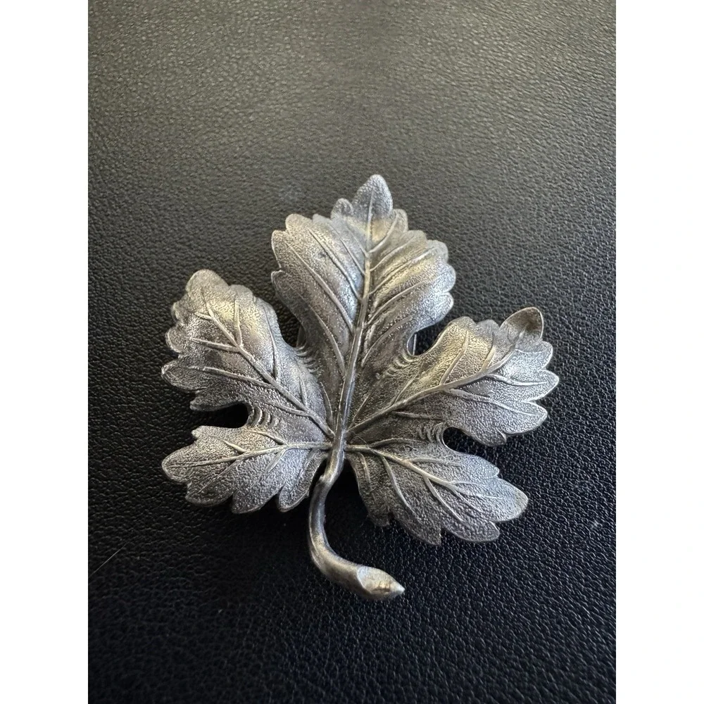 Vintage Silver Tone‎ Maple Leaf Scarf Clip